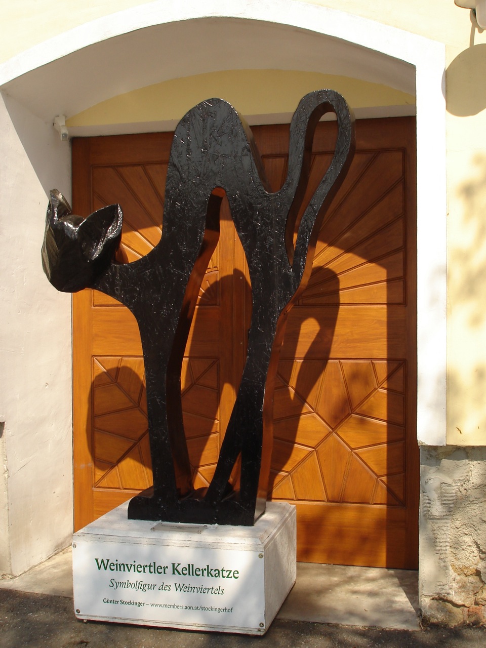 PR Bild Handwerkliche Aussteller zum Thema Keller, ein buntes Rahmenprogramm für die ganze Familie und eine Bienenschau mit Bienenwegführung zum „Tag des Bienenstocks“ werden geboten