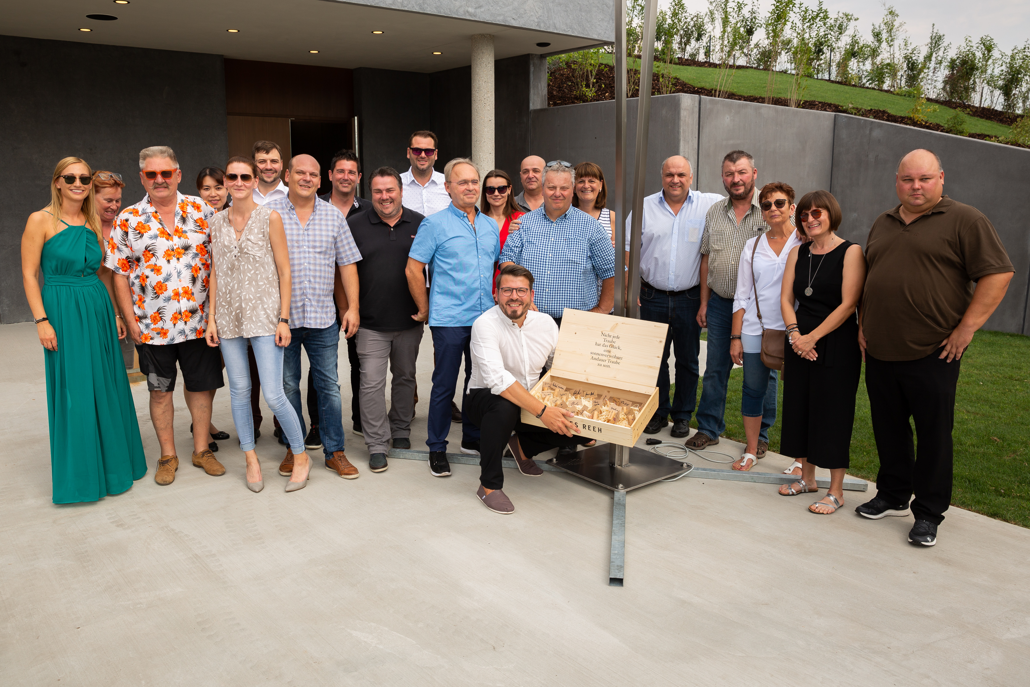 Pressefoto Pressebild Weingut Hannes Reeh Geschenkübergabe an Hannes Reeh © Sascha Wurzinger