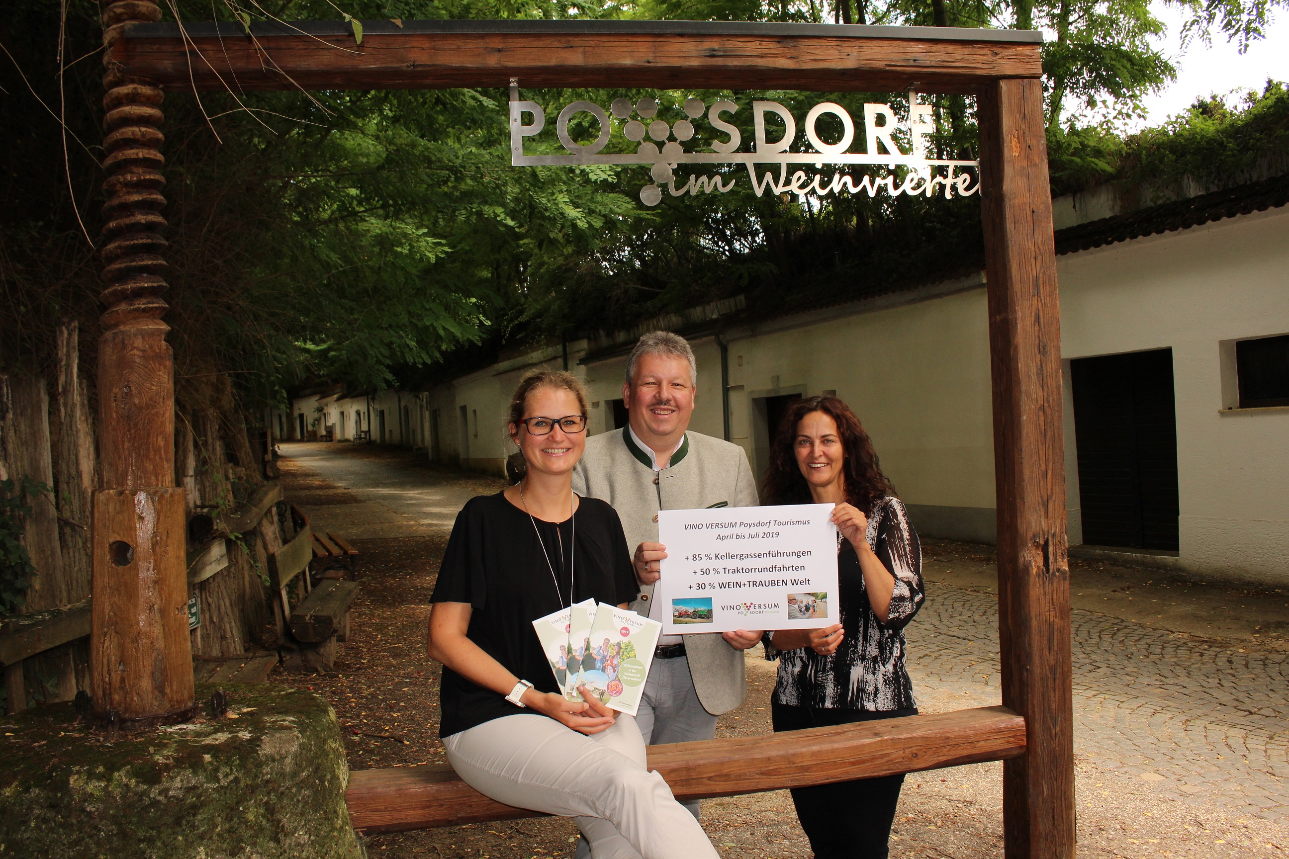 Vino Versum Poysdorf Tourismus - Tourismuszahlen - Rekord - v. l. n. r.: Vino Versum Geschäftsführerin Susanne Derler, Bürgermeister Thomas Grießl, Stadträtin Gudrun Sperner-Habitzl © Vino Versum Poysdorf Tourismus