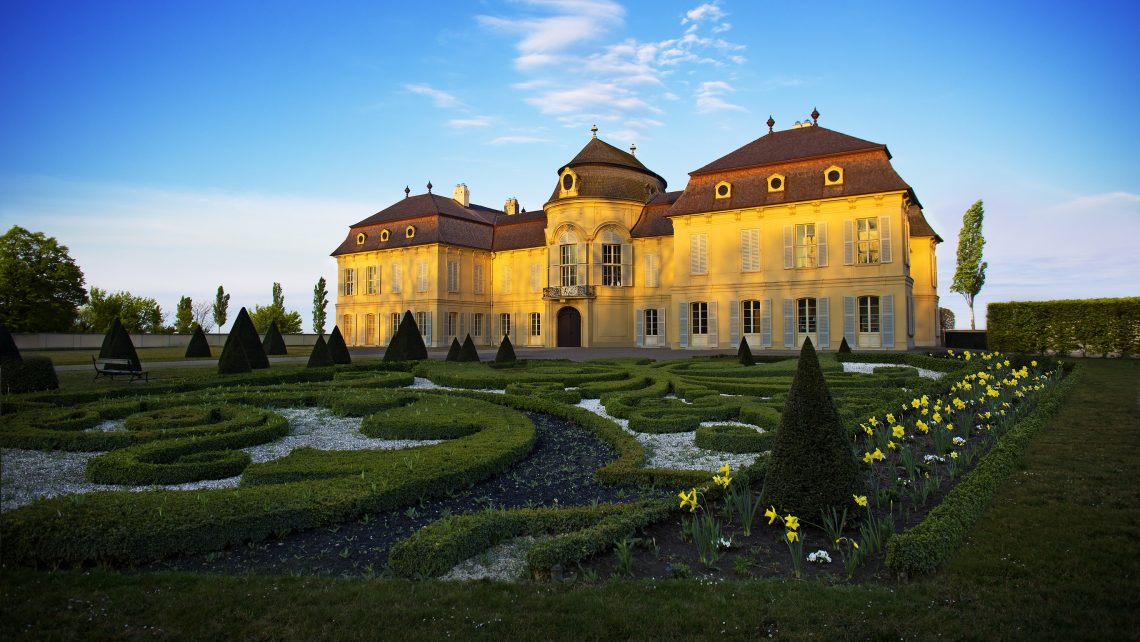Tag des Denkmals PR Bild Schloss Niederweiden Außenansicht Dämmerung mit Garten