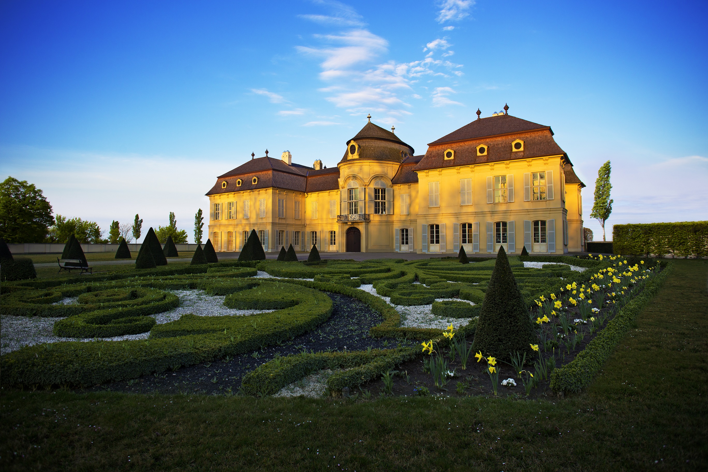 Tag des Denkmals PR Bild Schloss Niederweiden Außenansicht Dämmerung mit Garten
