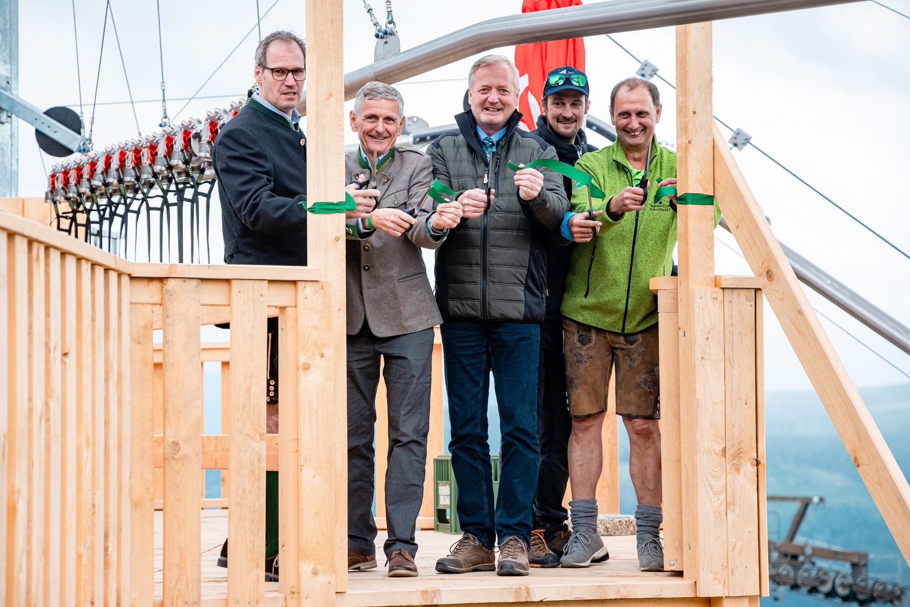 Mariazell PR-Bild Eröffnung der Waldachterbahn. V.l.n.r.: Nino Contini (TVB Mariazeller Land), Peter Kaml (Kaml & Huber Verwaltungsgesellschaft m.b.H.), Walter Schweighofer (Bürgermeister Mariazell), Michael Wolfsgruber (Fly-line GmbH), Johann Kleinhofer (Mariazeller Bürgeralpe Schwebebahnen GmbH) © mariazellerland-blog.at, Lindmoser