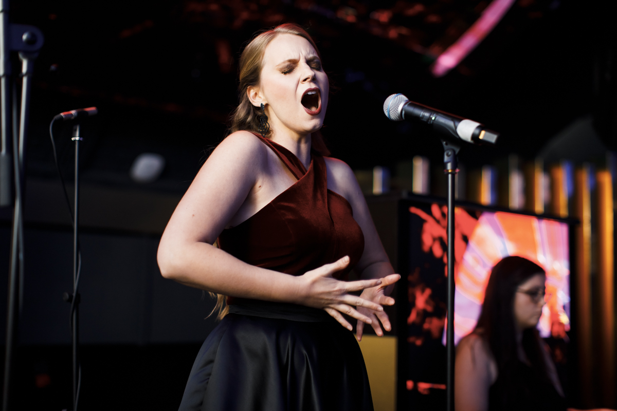 PR-Bild CellaVie Aviation Club & Lounge Opernsängerin Leah Manning © Adrian Almasan