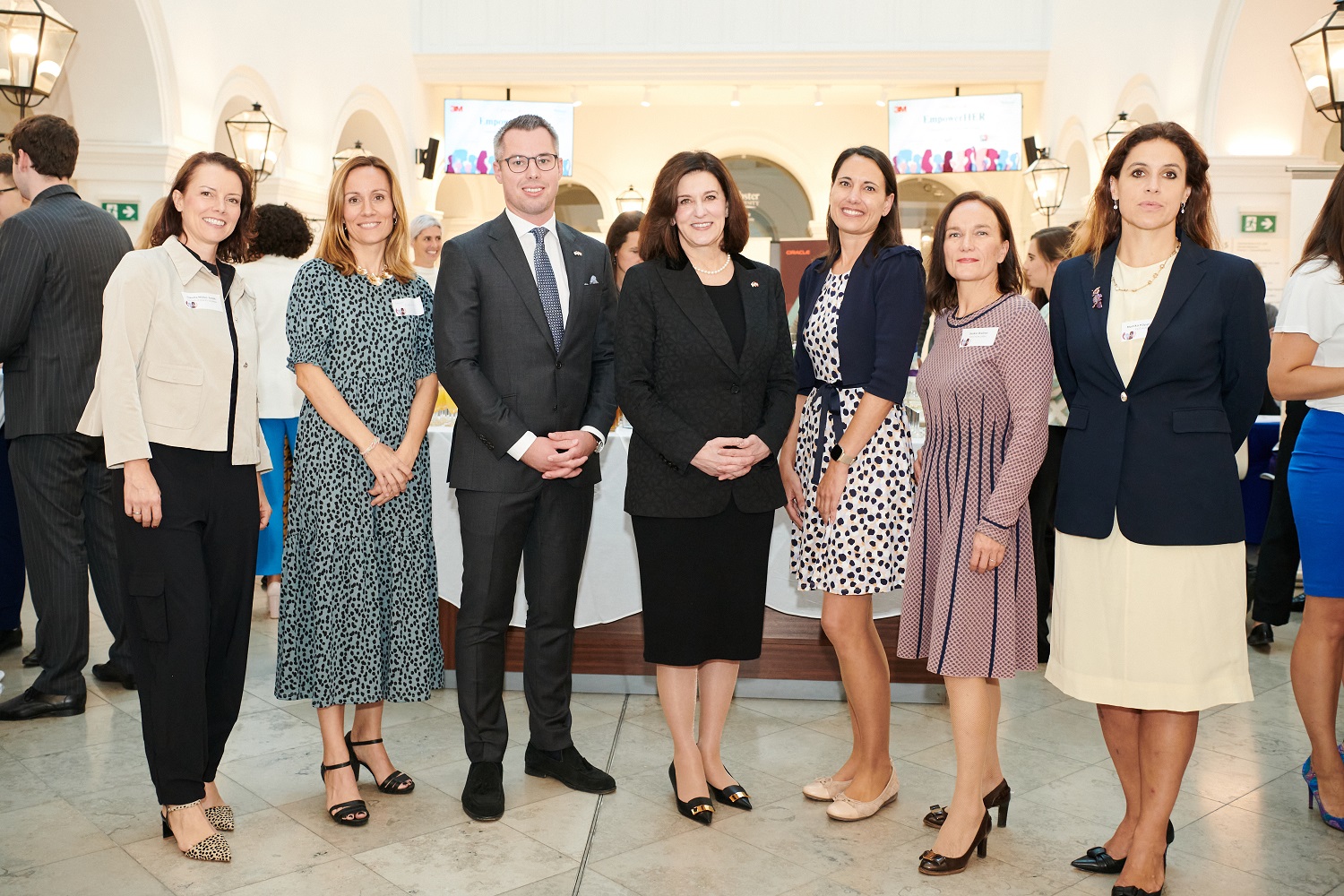 EmpowerHer Launch Event der Amerikanischen Handelskammer, V.l.n.r.: Claudia Müller-Jursik, Amaya Echevarría (beide Gilead Sciences), Sebastian Mörth (Medtronic) Victoria Reggie Kennedy (US-Botschafterin in Österreich), Carmen Greider (3M), Saskia Wallner (Ketchum), Monika Köppl-Turyna (EcoAustria)