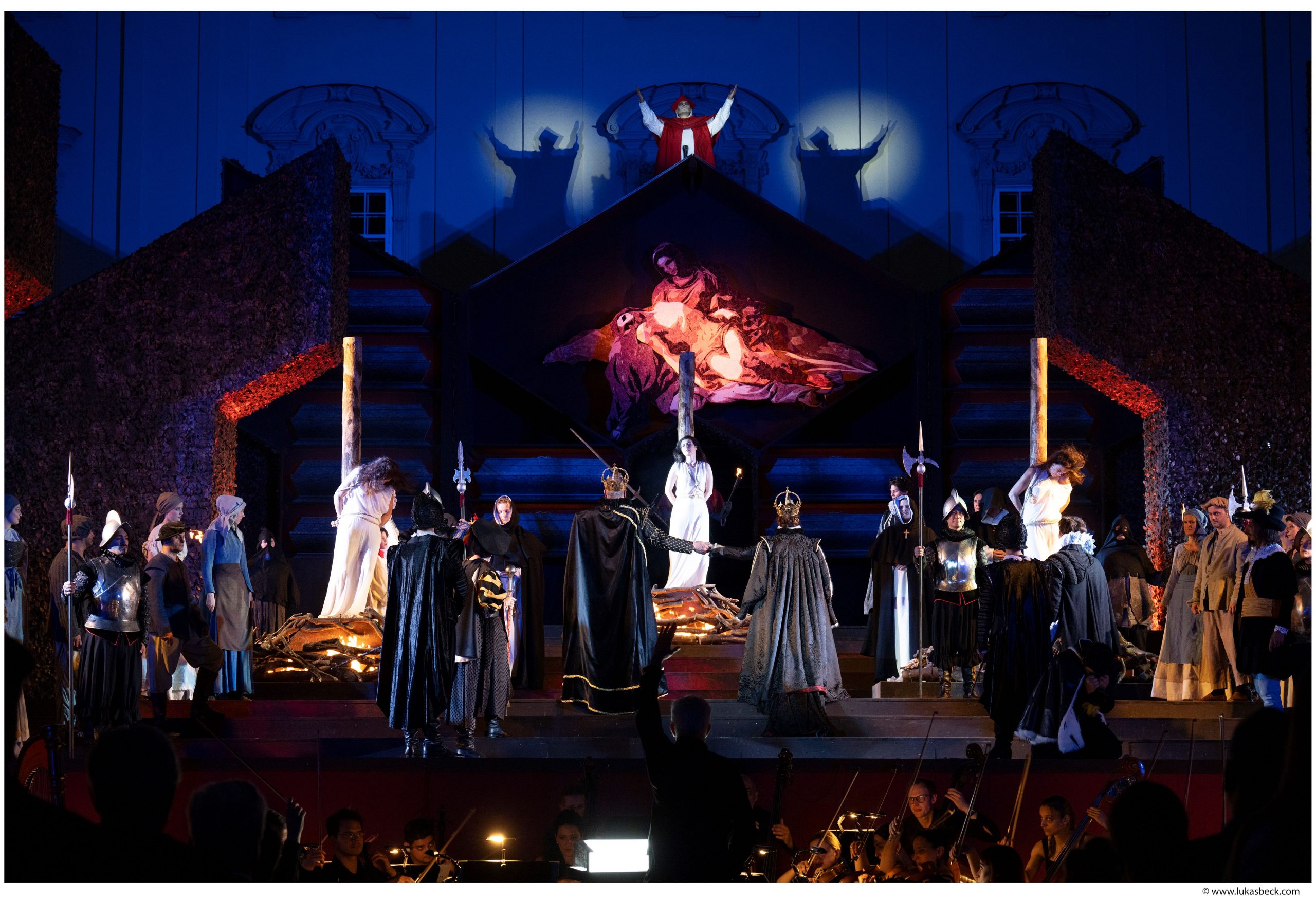 Don Carlo - operklosterneuburg - Günther Groissböck (König Philipp II) und Ensemble © Lukas Beck