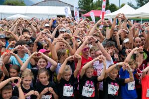 Eine große Gruppe von Menschen formt mit den Händen ein Herz © C&D Moser, Foto Moser