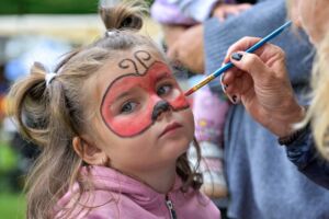 Mädchen wird beim Kinderschminken geschminkt © CD Moser, Foto-Moser