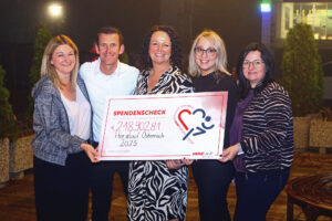 Team HKÖ mit Scheck © Daniel Fessl