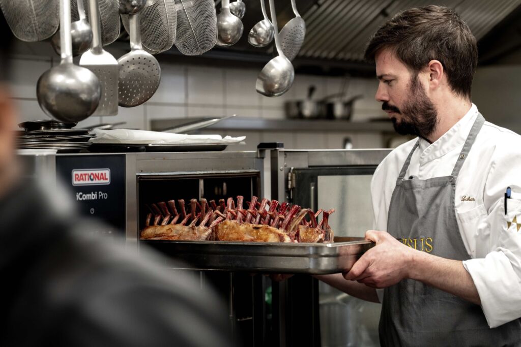 Blick in die Küche zu Küchenchef Lukas Zach © Victor Liska