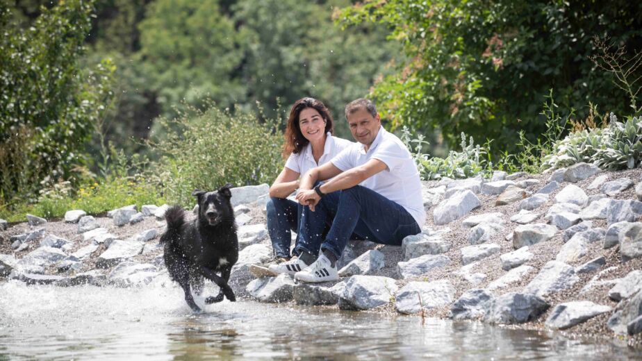Daniela Vadehra und Anil Vadehra mit Hund © Nora Köck