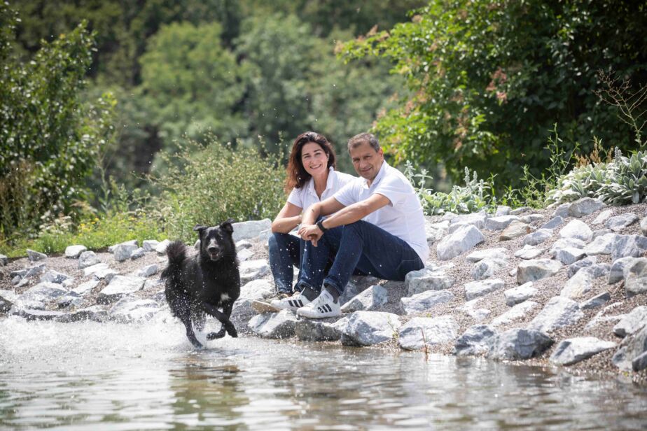 Daniela Vadehra und Anil Vadehra mit Hund © Nora Köck